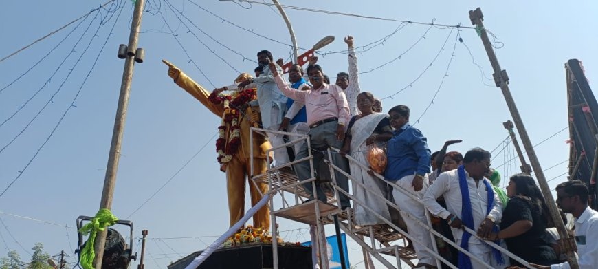 डॉ बाबासाहेब आंबेडकर मराठवाडा विद्यापीठ गेट येथे वंचित चे अभिवादन